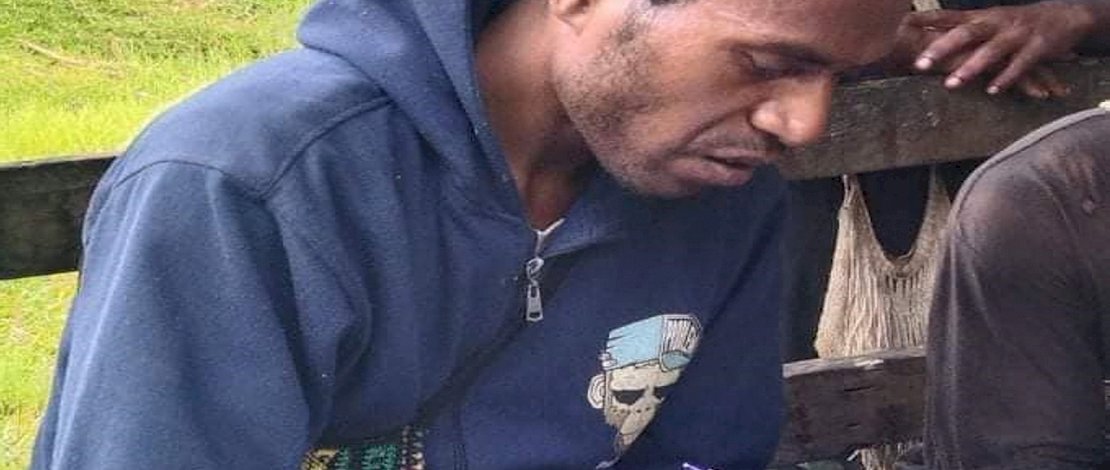 dr Gerald Sokoy (jaket hodi biru) bersama KKB pimpinan Lamek Taplo.