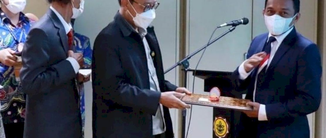 Syaharuddin Alrif (kanan) saat menerima penghargaan dari KTNA di Kantor kementerian Pertanian RI di Jakarta, Kamis, 23 September 2021. 