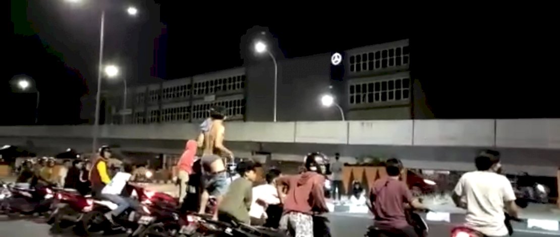 Potongan video kelompok geng motor berkonvoi di Jl AP Pettarani, Makassar.
