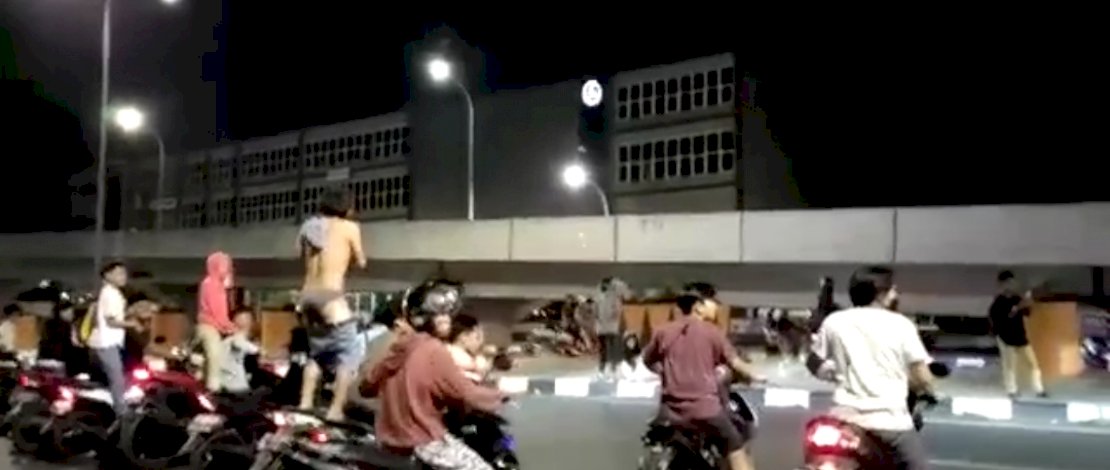 Potongan video kelompok geng motor berkonvoi di Jl AP Pettarani, Makassar.