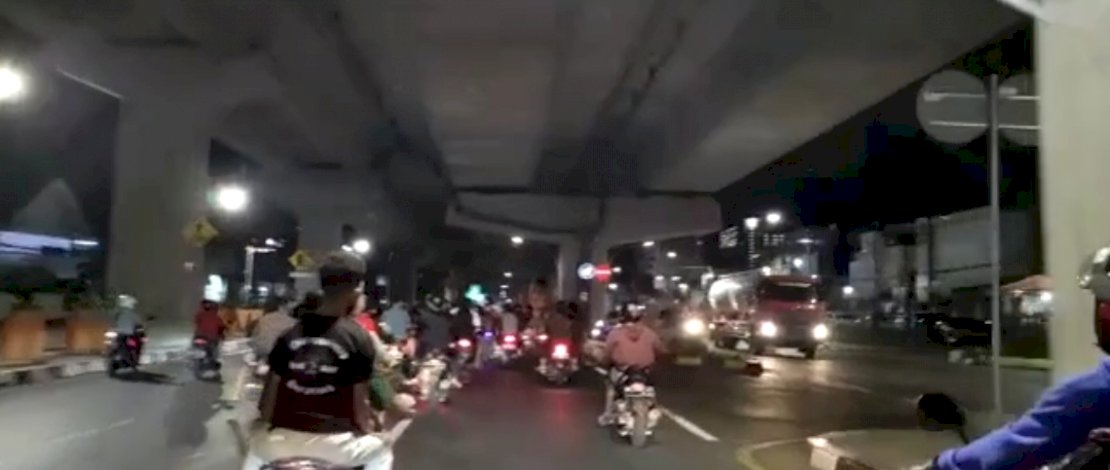 Potongan video kelompok geng motor berkonvoi di Jl AP Pettarani, Makassar.