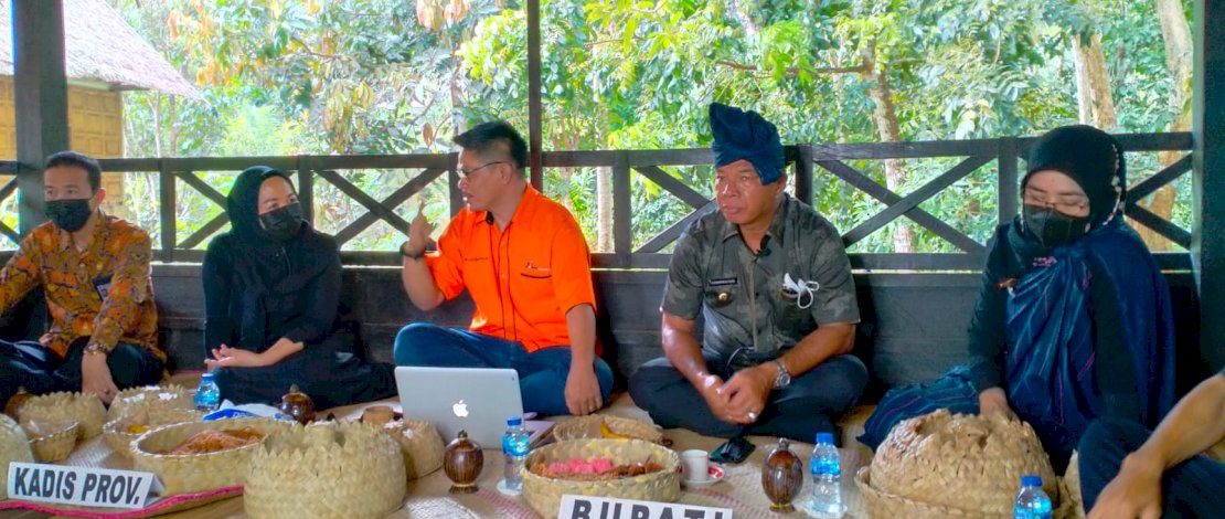 Kepala Disdukcapil Sulsel Sukarniaty Kondolele bersama Bupati Bulukumba Andi Muchtar Ali Yusuf, saat menjadi pembicara Talkshow Inovasi Ramah Adat (Perekaman Masyarakat Hukum Adat Kajang Tana Toa), di Kabupaten Bulukumba, Kamis, 23 September 2021. Kepala Disdukcapil Sulsel Sukarniaty Kondolele bersama Bupati Bulukumba Andi Muchtar Ali Yusuf, saat menjadi pembicara Talkshow Inovasi Ramah Adat (Perekaman Masyarakat Hukum Adat Kajang Tana Toa), di Kabupaten Bulukumba, Kamis, 23 September 2021.