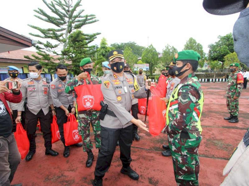 Kapolres Sinjai Salurkan 4.000 Paket Bantuan Dittipidum Bareskrim Polri kepada Masyarakat Terdampak Covid-19