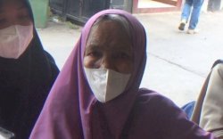 Dipukul Kunci Roda Lalu Uangnya Dirampas, Begini Detik-detik Nenek Tukang Parkir di Makassar Dikeroyok Preman