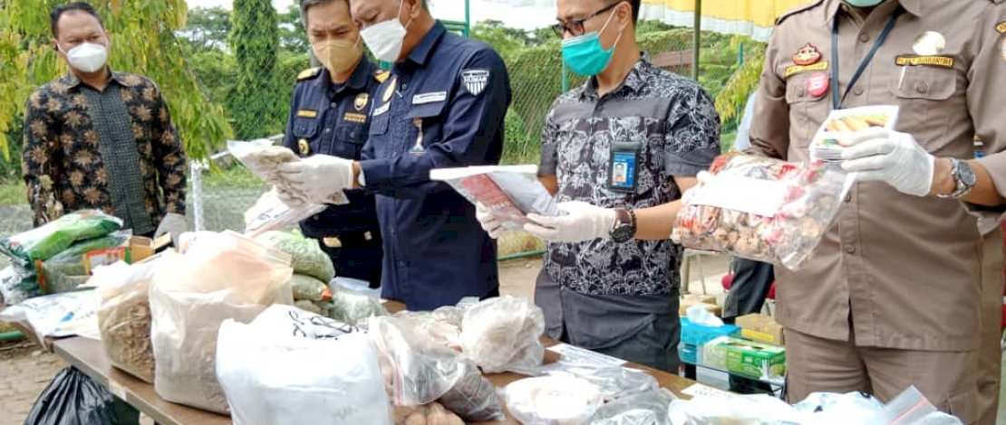 Kepala Balai Besar Karantina Pertanian (BBKP) Makassar, Lutfie Natsir SH MH, memimpin pemusnahan media pembawa Hama Penyakit Hewan Karantina (HPHK) dan Organisme Pengganggu Tumbuhan Karantina (OPTK), di Kantor BBKP Makassar, Jalan Perintis Kemerdekaan, Jumat, 24 September 2021. 
