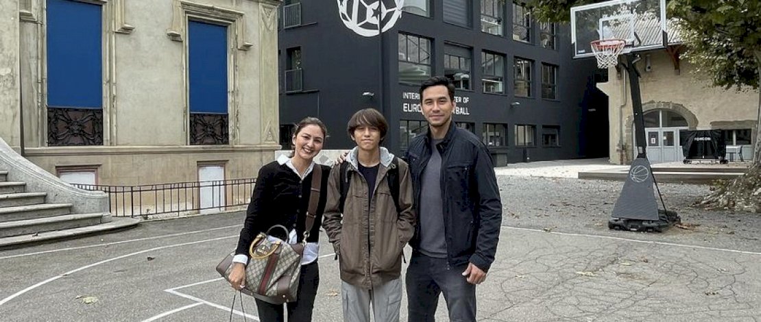 Potret Darius dan Donna mengantarkan anaknya bersekolah bola ke Prancis yang diunggah di laman instagram @dagnesia, Rabu (22/9/2021).