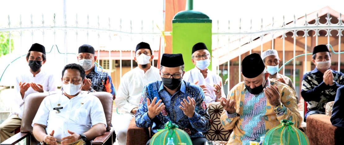 Wali Kota Makassar, Moh Ramdhan Pomanto saat meletakkan batu pertama pembangunan shelter Masjid Al Muttaqin di Perumnas Antang Raya.