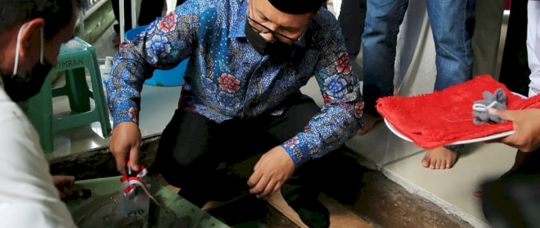 Wali Kota Makassar, Moh Ramdhan Pomanto saat meletakkan batu pertama pembangunan shelter Masjid Al Muttaqin di Perumnas Antang Raya.