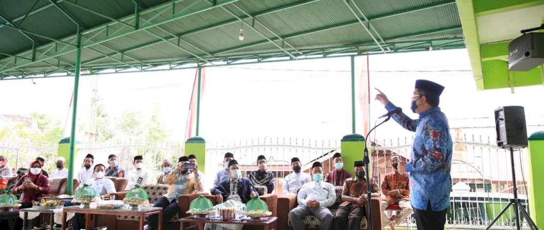 Wali Kota Makassar, Moh Ramdhan Pomanto saat meletakkan batu pertama pembangunan shelter Masjid Al Muttaqin di Perumnas Antang Raya.