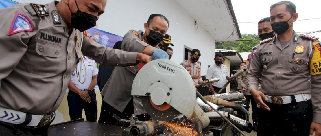 Pemusnahan knalpot brong di Polres Sinjai.