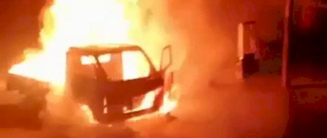 Mobil pikap terbakar di depan SPBU Palakka, Bone.