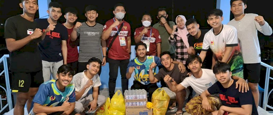 Kadispora Sulsel Andi Arwien Azis saat berfoto bersama tim futsal Sulsel. Kadispora Sulsel Andi Arwien Azis saat berfoto bersama tim futsal Sulsel.