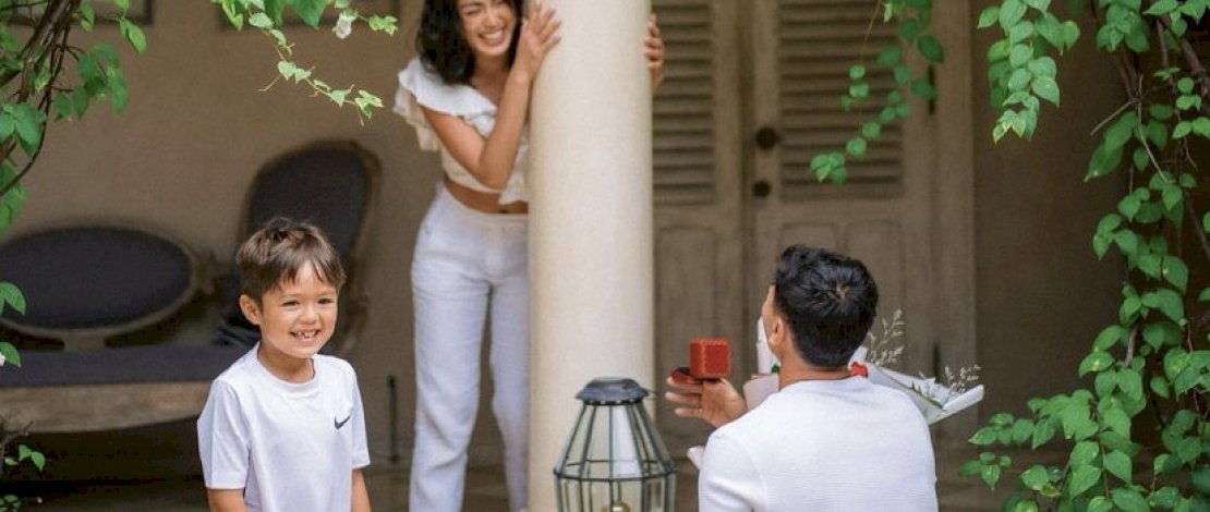 Jessica Iskandar memarkan cincin lamaran yang diberikan oleh kekasihnya, Vincent Verhaag.