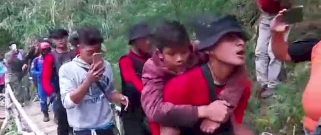 Gibran saat dievakuasi dari Gunung Guntur, Garut, Jawa Barat.