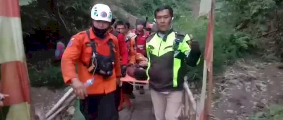 Gibran saat dievakuasi dari Gunung Guntur, Garut, Jawa Barat.