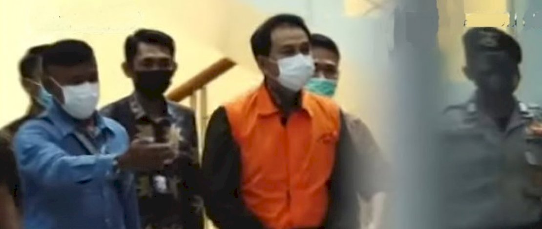 Azis Syamsuddin pakai rompi KPK.