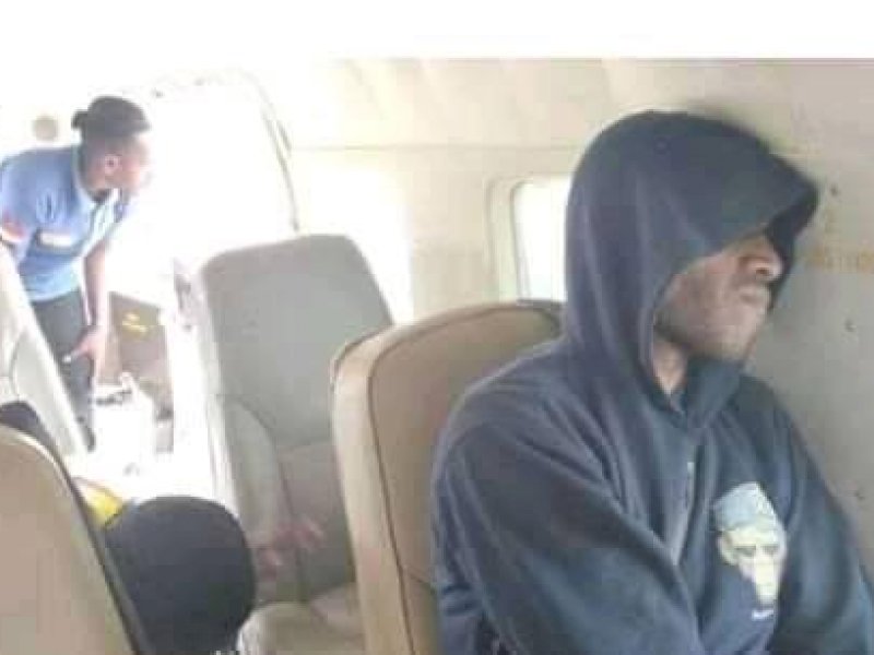 Beredar Foto Dokter Gerald Sokoy di Pesawat, Sudah Dibebaskan Teroris KKB Papua?
