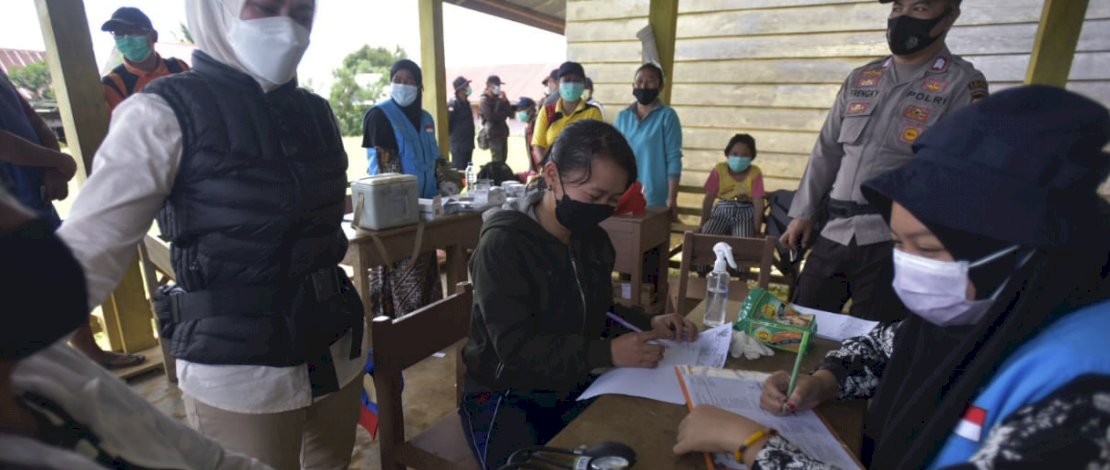 Kunjungan Kerja ke Seko, Bupati Indah Pantau Pelaksanaan Vaksinasi covid-19