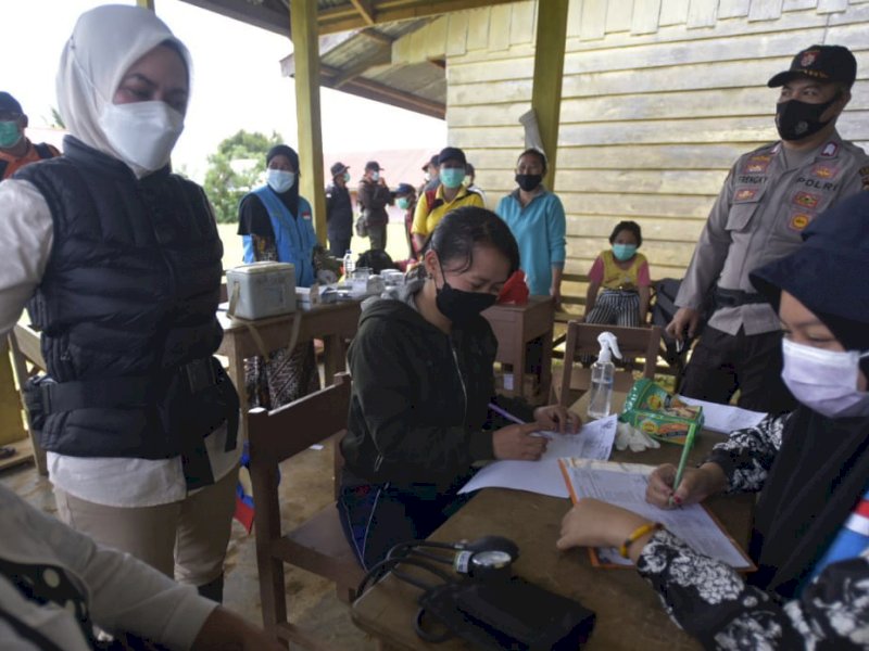 Kunjungan Kerja ke Seko, Bupati Indah Pantau Pelaksanaan Vaksinasi covid-19