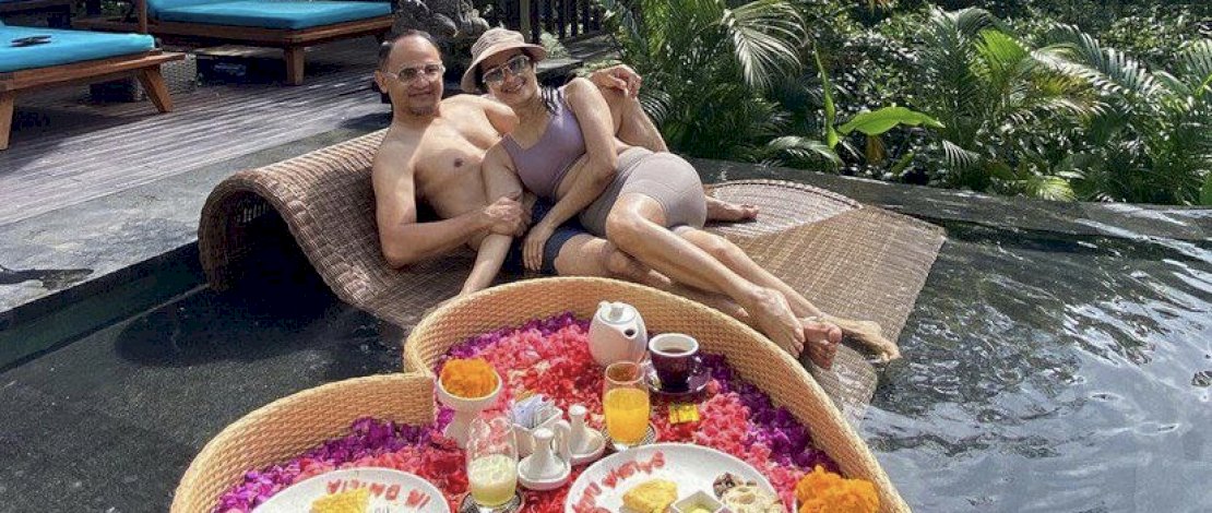 Potret romantis Iis Dahlia dan Suaminya saat liburan di Bali dibagikan dalam laman instagram @isdadahlia, Kamis (23/9/2021).