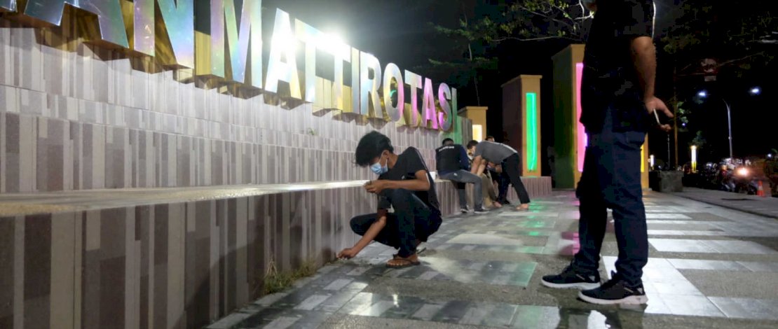 Tim Gabungan penegakan Peraturan Wali Kota nomor 31 tahun 2020 Pemerintah Kota Parepare  kembali melakukan Operasi Yustisi penerapan Protokol kesehatan di Kota Parepare, Sabtu, 25 September 2021 malam. Operasi tersebut dilakukan guna tetap mencegah penyebaran Covid-19, dan para pelanggar juga dihukum dengan membersihkan sampah di sekitar lokasi Yustisi. FOTOGRAFER/ZUL KIFLI