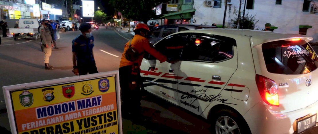Tim Gabungan penegakan Peraturan Wali Kota nomor 31 tahun 2020 Pemerintah Kota Parepare  kembali melakukan Operasi Yustisi penerapan Protokol kesehatan di Kota Parepare, Sabtu, 25 September 2021 malam. Operasi tersebut dilakukan guna tetap mencegah penyebaran Covid-19, dan para pelanggar juga dihukum dengan membersihkan sampah di sekitar lokasi Yustisi. FOTOGRAFER/ZUL KIFLI