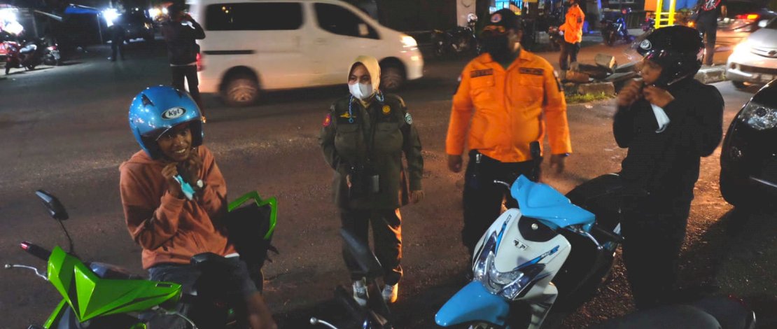 Tim Gabungan penegakan Peraturan Wali Kota nomor 31 tahun 2020 Pemerintah Kota Parepare  kembali melakukan Operasi Yustisi penerapan Protokol kesehatan di Kota Parepare, Sabtu, 25 September 2021 malam. Operasi tersebut dilakukan guna tetap mencegah penyebaran Covid-19, dan para pelanggar juga dihukum dengan membersihkan sampah di sekitar lokasi Yustisi. FOTOGRAFER/ZUL KIFLI