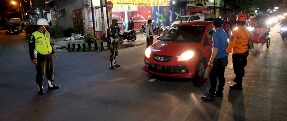 Tim Gabungan penegakan Peraturan Wali Kota nomor 31 tahun 2020 Pemerintah Kota Parepare  kembali melakukan Operasi Yustisi penerapan Protokol kesehatan di Kota Parepare, Sabtu, 25 September 2021 malam. Operasi tersebut dilakukan guna tetap mencegah penyebaran Covid-19, dan para pelanggar juga dihukum dengan membersihkan sampah di sekitar lokasi Yustisi. FOTOGRAFER/ZUL KIFLI