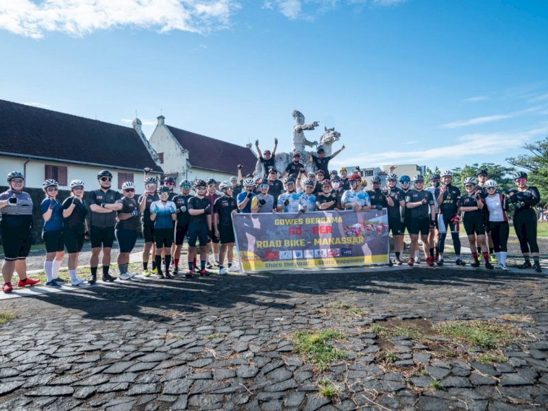 Bangun Keakraban Sesama Komunitas Road Bike, MCC Gelar Gobar Keliling Makassar
