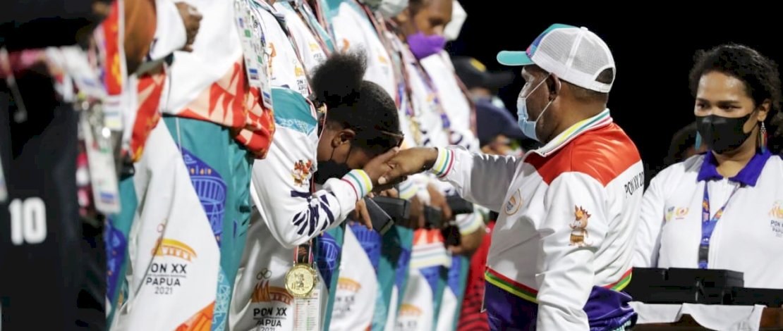 Tim kriket putri Papua akhirnya berhasil meraih medali emas pertama Pekan Olahraga Nasional (PON) XX untuk kontingen Papua di nomor super sixes, setelah mengalahkan tim kuat Bali dengan skor 45-44 di laga final yang berlangsung di arena kriket Doyo Baru, Kabupaten Jayapura, Minggu (26/9) sore.(foto:kemenpora.go.id) Tim kriket putri Papua akhirnya berhasil meraih medali emas pertama Pekan Olahraga Nasional (PON) XX untuk kontingen Papua di nomor super sixes, setelah mengalahkan tim kuat Bali dengan skor 45-44 di laga final yang berlangsung di arena kriket Doyo Baru, Kabupaten Jayapura, Minggu (26/9) sore.(foto:kemenpora.go.id)