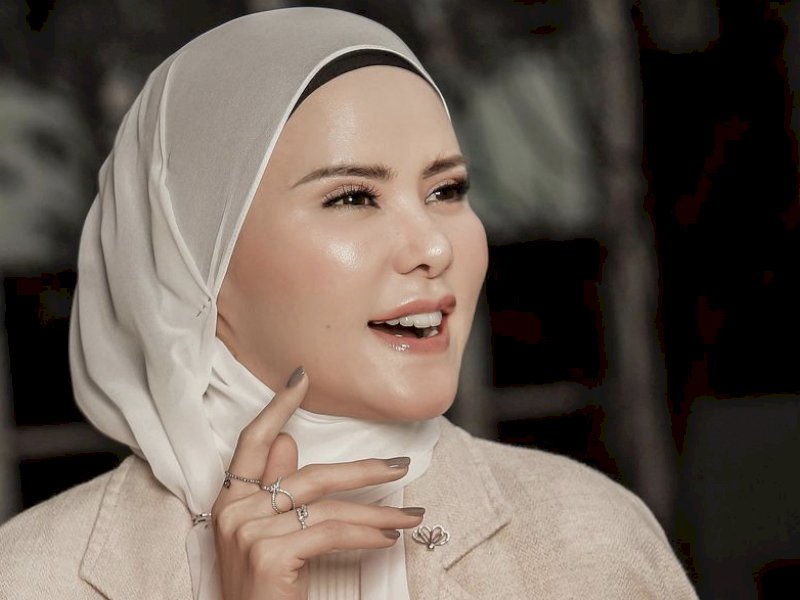 Ikut Rayakan Imlek, Angel Lelga Siapkan Angpao Hingga Gelar Makan Bersama Keluarga