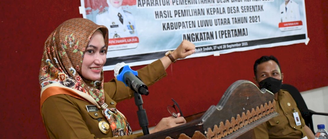 Bupati Luwu Utara, Indah Putri Indriani saat menghadiri Orientasi Peningkatan Kapasitas Aparatur Pemerintahan Desa, Senin (27/9/2021).