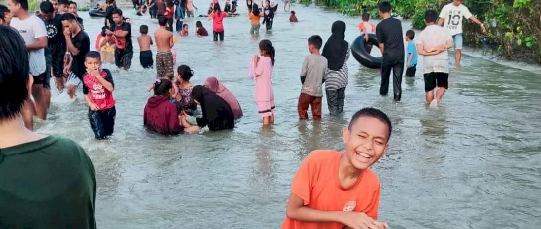 Banjir di Malangke Dijadikan Tempat Wisata Dadakan, Warga: Kemana Wakil Rakyat?