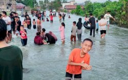 Banjir di Malangke Dijadikan Tempat Wisata Dadakan, Warga: Kemana Wakil Rakyat?