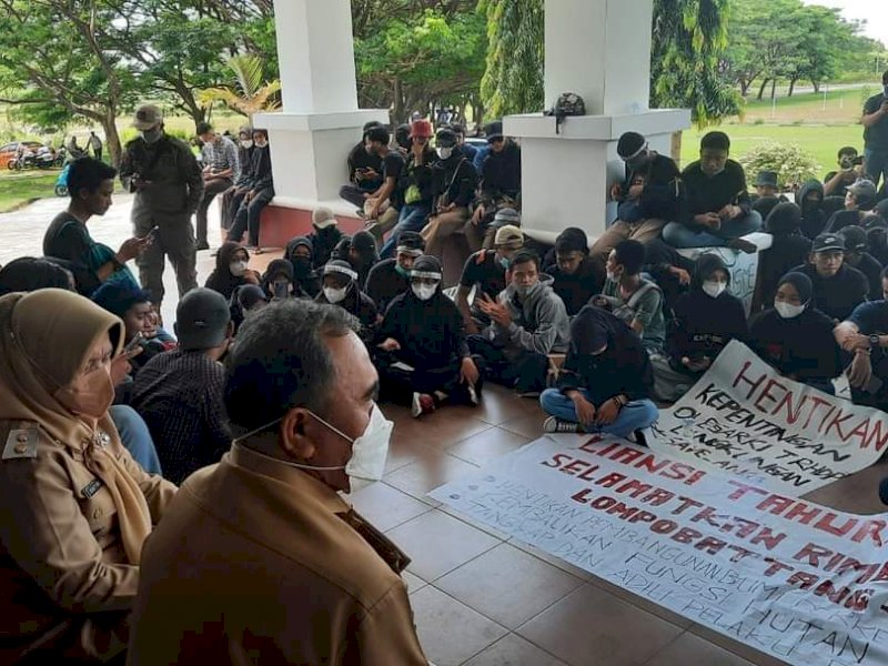 Kantor Bupati Sinjai Dikepung Massa, Andi Kartini Ottong Hadir Jadi Penyejuk