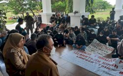 Kantor Bupati Sinjai Dikepung Massa, Andi Kartini Ottong Hadir Jadi Penyejuk
