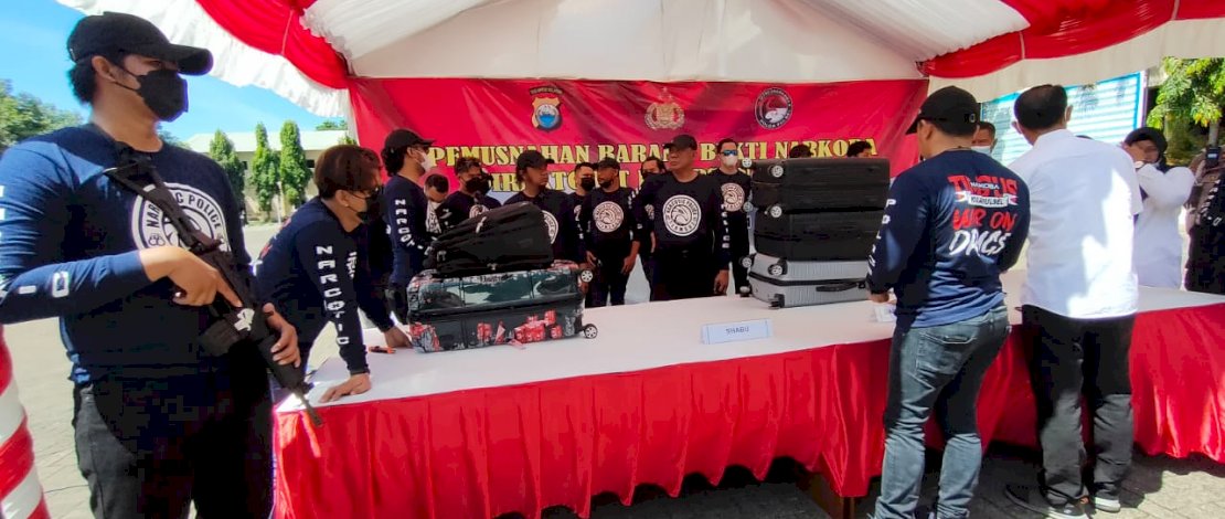 Personel Tim Khusus (Timsus) Narkoba Polda Sulawesi Selatan saat menyiapkan barang bukti. 