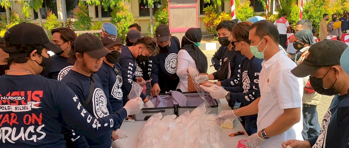 Personel Tim Khusus (Timsus) Narkoba Polda Sulawesi Selatan saat menyiapkan barang bukti. 