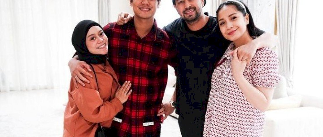 Potret keakraban pasangan Leslar dan keuarga Raffi Ahmad dan Nagita Slavina. 