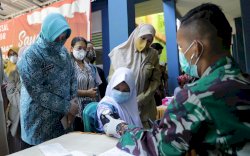 Persiapan Pembelajaran Tatap Muka, Ketua TP PKK Kota Makassar Tinjau Pelaksanaan Vaksinasi