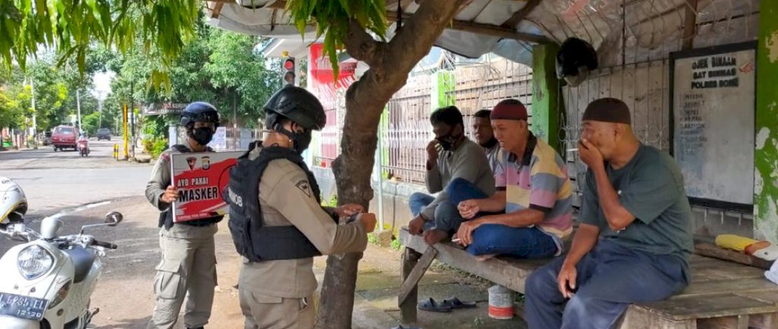Tim patroli KRYD ( Kegiatan Rutin Yang Ditingkatkan ) Batalyon C Pelopor Satbrimob Polda Sulsel rutin berkeliling di pusat-pusat kegiatan masyarakat memberikan imbauan tentang pentingnya menjaga diri dari paparan Covid 19. Tim patroli KRYD ( Kegiatan Rutin Yang Ditingkatkan ) Batalyon C Pelopor Satbrimob Polda Sulsel rutin berkeliling di pusat-pusat kegiatan masyarakat memberikan imbauan tentang pentingnya menjaga diri dari paparan Covid 19.