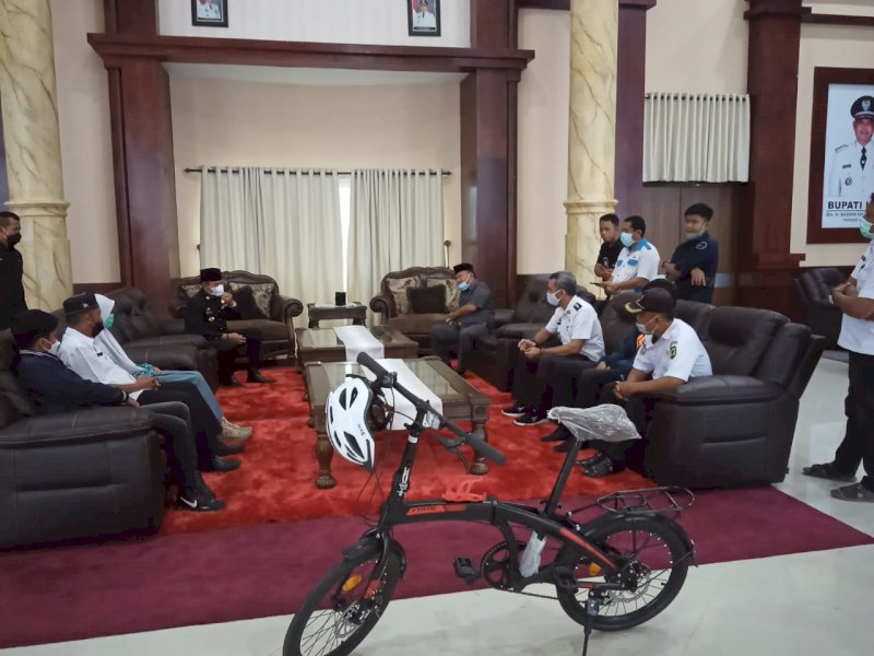 Setiap Hari Jalan Kaki 2 Jam ke Sekolah, Siswi SMA Ini Dapat Sepeda dari Bupati Luwu