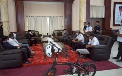 Setiap Hari Jalan Kaki 2 Jam ke Sekolah, Siswi SMA Ini Dapat Sepeda dari Bupati Luwu