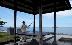 Petugas Semprotan Disinfektan ke Fasilitas Umum dan Perkantoran di Parepare