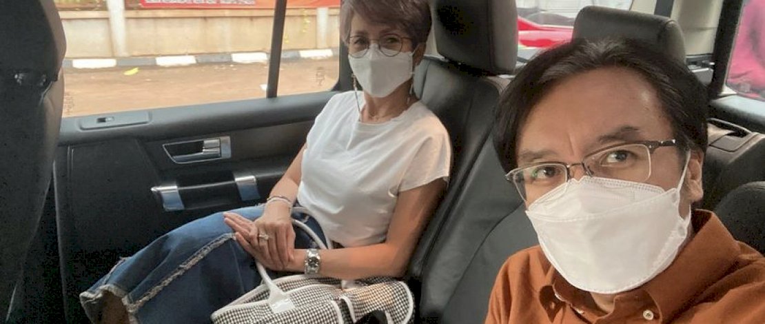 Didampingi Sang Istri, Ari Lasso memamerkan potongan rambut terbarunya di sosial media Instagram, Rabu (29/9/2021).