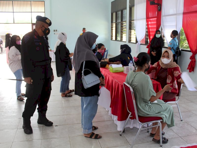 Komandan Batalyon B Pelopor Satuan Brimob Polda Sulsel Cek Pelaksanaan Vaksinasi Tahap II