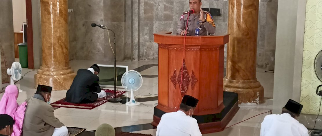 Kasat Lantas Polres Luwu AKP Muh Ali saat melakukan sosialisasi Kamseltibcar Lantas dan pencegahan Covid-19 di Masjid Agung Belopa, Jumat (1/10/2021).