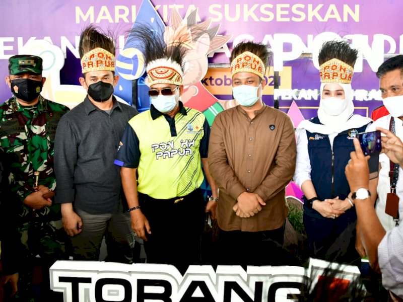 Yel-Yel Ewako dan Selamat Datang Sambut Plt Gubernur SulSel dan Rombongan di PON XX Papua