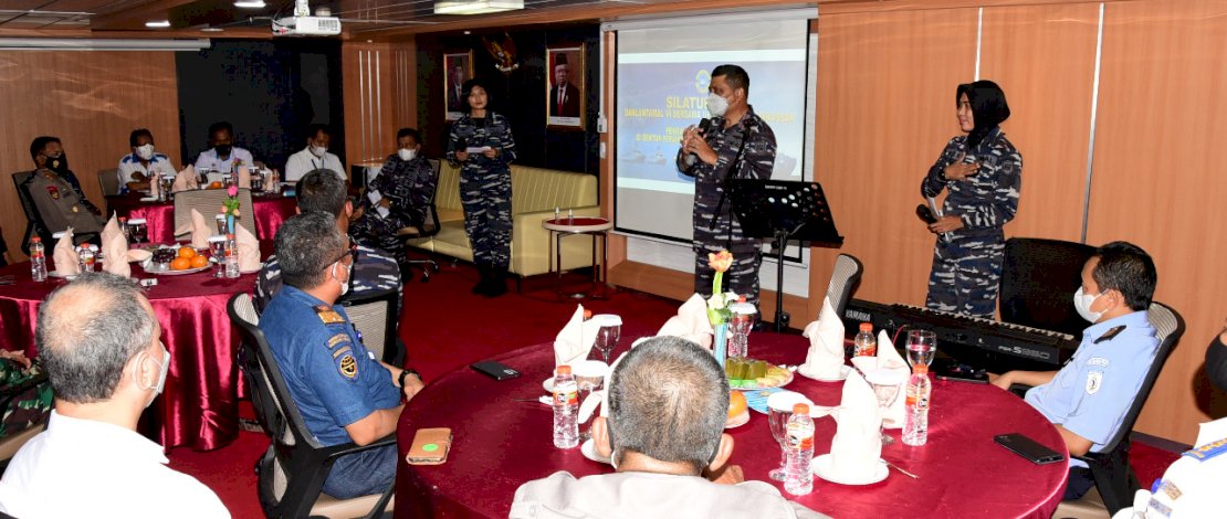 Danlantamal VI Bersama Unsur Maritim Makassar Gelar Silaturahmi di KRI Teluk Youtefa-522 Danlantamal VI Bersama Unsur Maritim Makassar Gelar Silaturahmi di KRI Teluk Youtefa-522