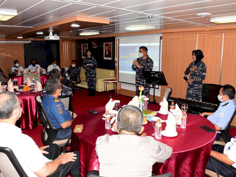 Danlantamal VI Bersama Unsur Maritim Makassar Gelar Silaturahmi di KRI Teluk Youtefa-522